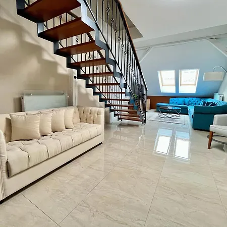 On The Main Street With Parking Old Town Apartamento